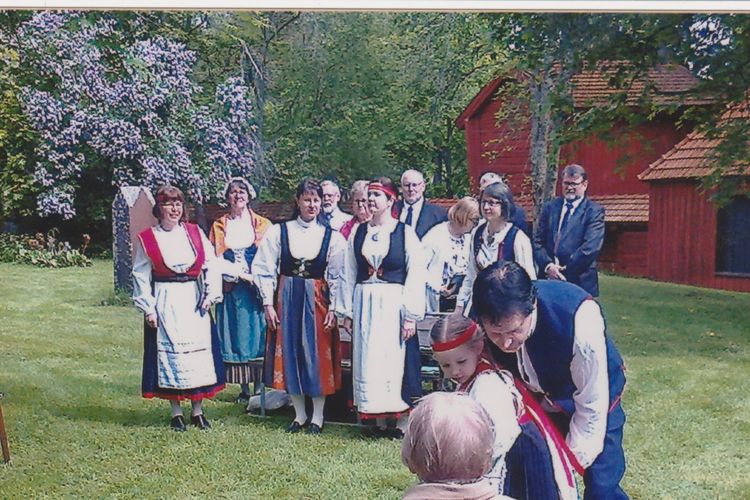 Pöytyän kirkkokuoro kansallispuvuissa Pöytyän hautausmaalla