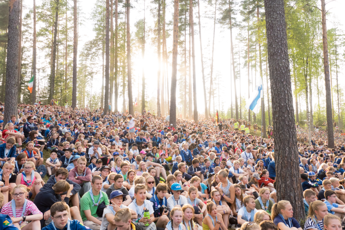 Roihu suurleirin iltanuotiolta kuva, jossa useita partiolaisia.
Kuvaaja Markus Kuoppala, Partio kuvapankki
