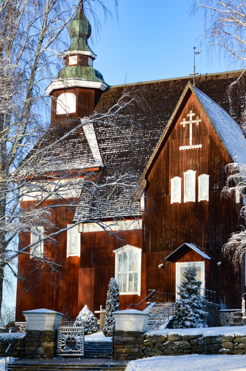 Yläneen kirkon eteläinen ovi talvella