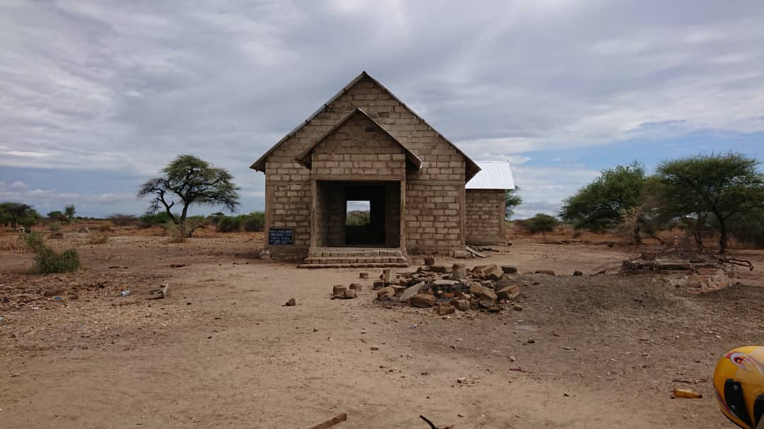 Kirkon rakennustyömaalta Tansaniasta. Tiilistä tehdyssä kirkossa peltikatto paikoillaan Ulko-ovea ei vielä ole.