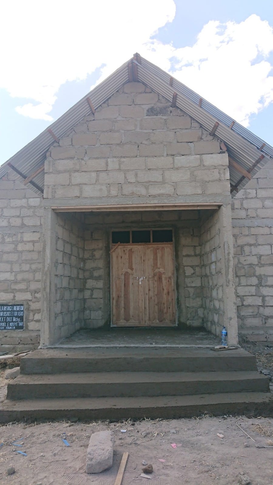 Kirkon rakennustyömaalta Tansaniasta. Nyt on jo ulko-ovi paikoillaan.