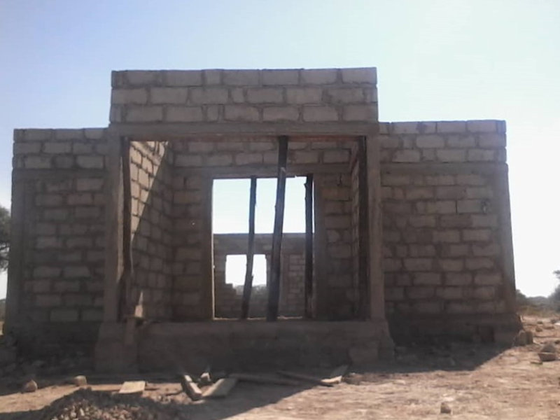 Kirkon rakennustyömaa Tansaniassa. Kuva päädystä, johon rakennettu uloke, jossa iso aukkoo